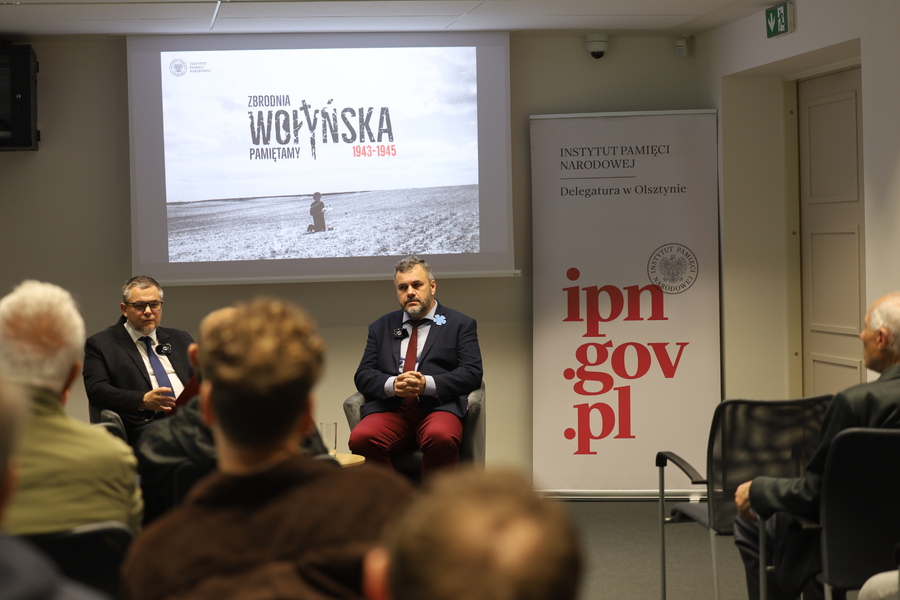 rozmowa dr hab. Karola Sacewicza z Piotrem Lisieckim - Prezesem Towarzystwa. Fotografia przedstawia uczestników.