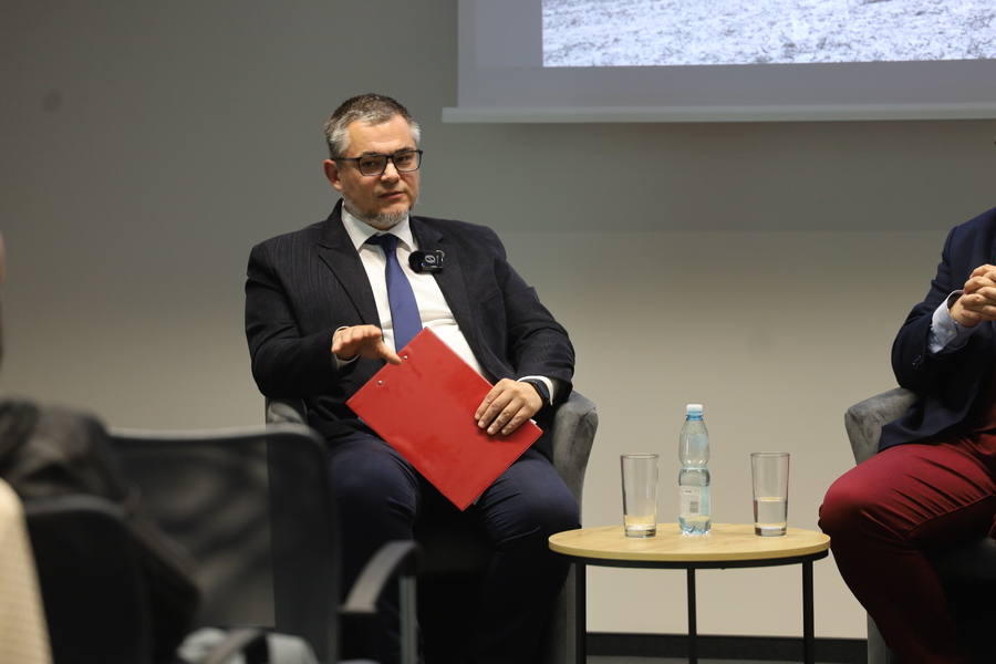 rozmowa dr hab. Karola Sacewicza z Piotrem Lisieckim - Prezesem Towarzystwa. Fotografia przedstawia  Naczelika Delegatury dr. hab. Karola Sacewicza, pfor. UWM.