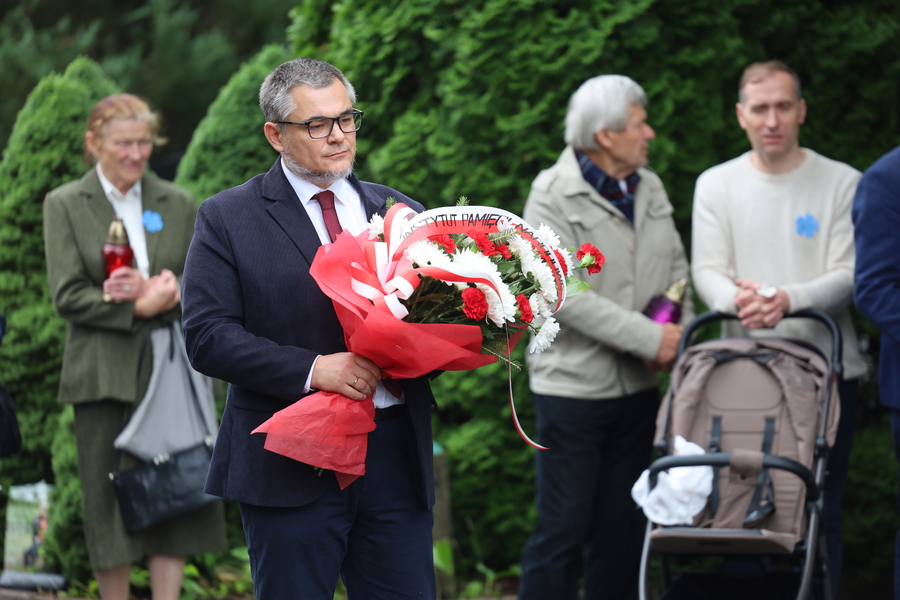 Uroczystość złożenia kwiatów pod Pomnikiem. Fotografia przedstawia Naczelnika Delegatury IPN dr hab. KArola Sacewicza, prof. UWM składającego wiązankę kwiatową pod Pomnikiem.
