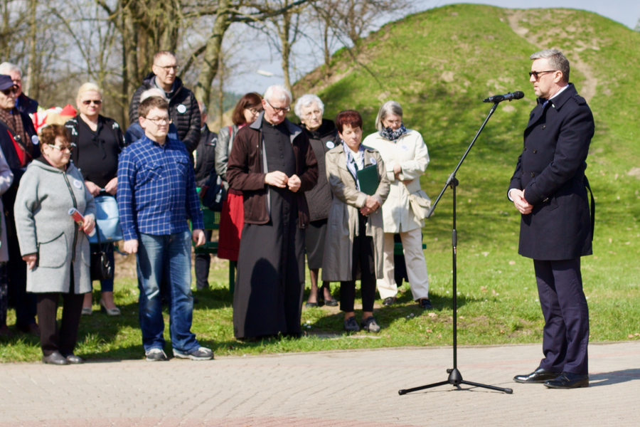 Uroczystości odbyłī się przy pomniku w Alei Ofiar Katyńskich