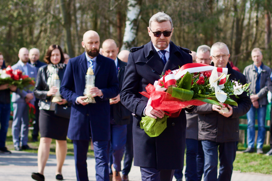 Uroczystości odbyłī się przy pomniku w Alei Ofiar Katyńskich