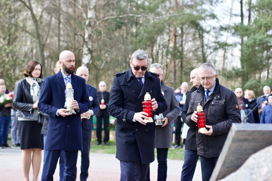 Uroczystości odbyłī się przy pomniku w Alei Ofiar Katyńskich