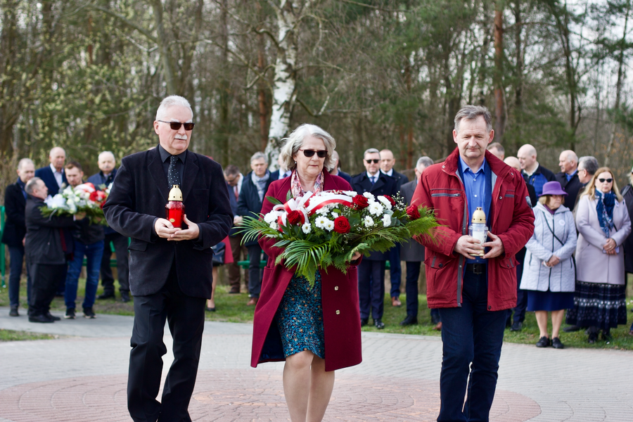 Uroczystości odbyłī się przy pomniku w Alei Ofiar Katyńskich