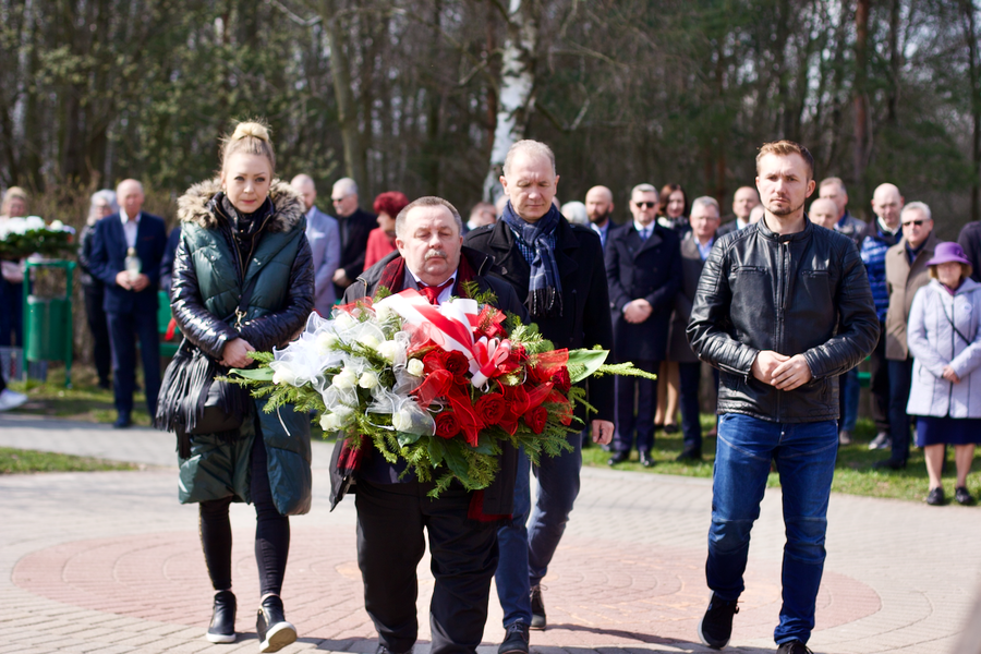 Uroczystości odbyłī się przy pomniku w Alei Ofiar Katyńskich